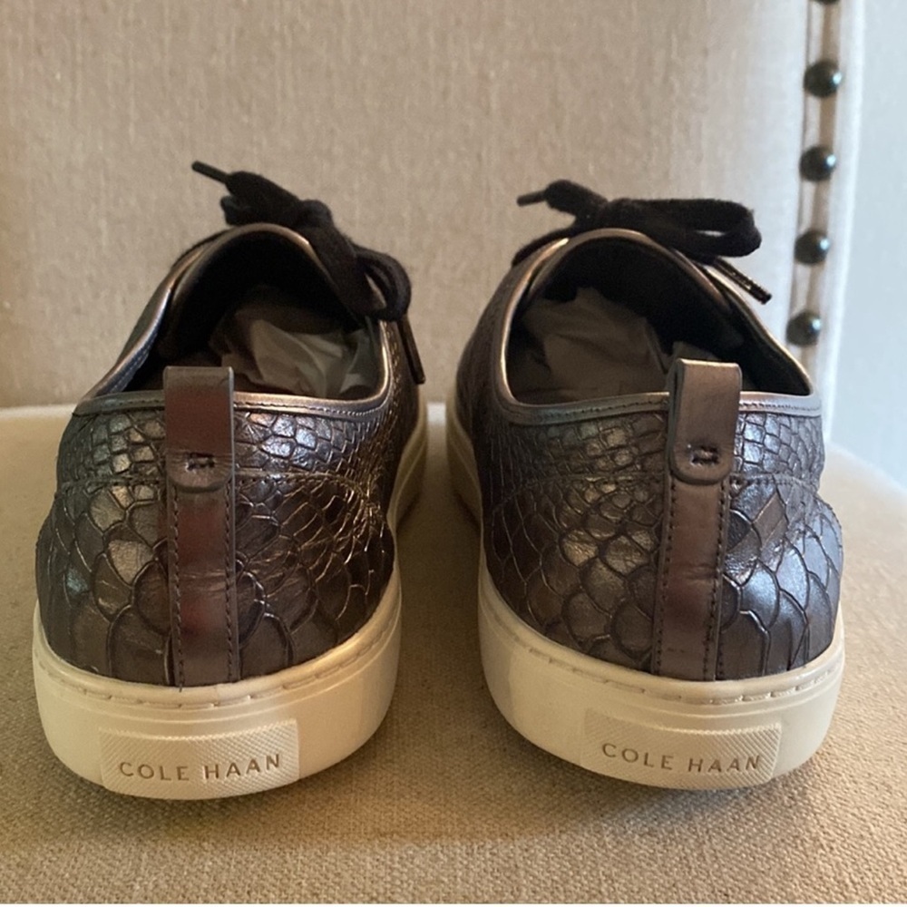 Sleek Silver and Black Sneakers with Textured Upper - Picture 5 of 6